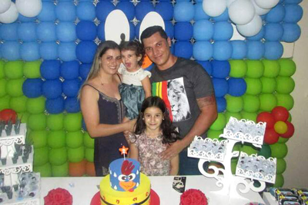 Heryton, com a esposa Geisa e as filhas, Letícia, de 9 anos, e Ana Clara, de 2, na festa de aniversário, em fevereiro (foto Arquivo da família)