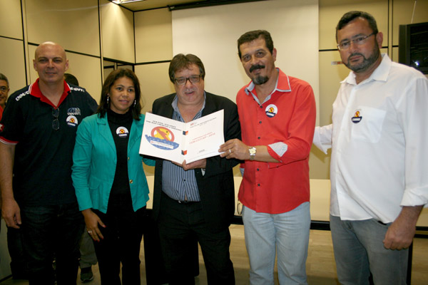 Dirigentes de Pinda junto com Luizão, presidente da FEM-CUT/SP, entregando pauta ao sindicato patronal do Grupo 8 (foto Marina Selerges)