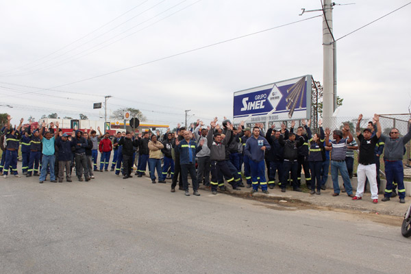 Trabalhadores aprovam comunicado de greve contra quebra do acordo feito para a implantação do convênio