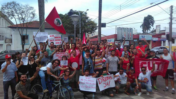Grupo de manifestantes após passeata que saiu da praça da Cascata e percorreu ruas do centro de Pinda (foto Divulgação)