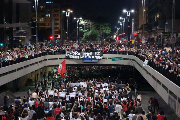 Paulista tomada por manifestantes, muito diferente dos "pequenos grupos de 40, 50 pessoas" ditos por Temer (foto Marcia Minillo-RBA)