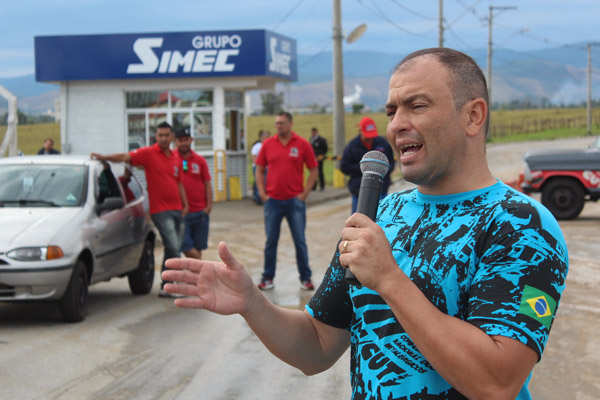Ao microfone, o dirigente sindical na GV, Paceli Alves
