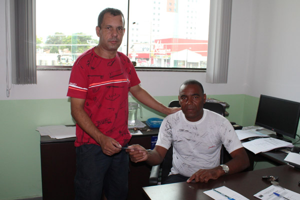 Enoque José Lira, que era mecânico na Harsco, recebe pagamento das mãos do sindicalista Valdir Augusto