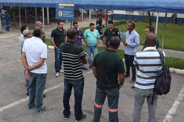 Valdir conversa com trabalhadores da Harsco sobre negociação da PLR, em maio