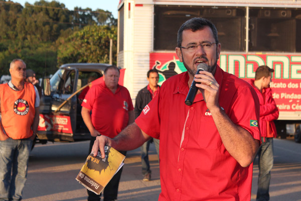 Ao microfone, o presidente Herivelto Vela em um dos vários protestos feitos contra as reformas do governo Temer
