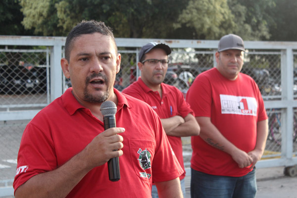 Ao microfone, o dirigente sindical Anderson Lopes