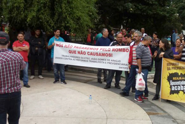 Grupos de sindicalistas somou-se à manifestação dos comerciários na praça Monsenhor Marcondes, ainda pela manhã