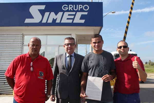 José Ivan, com a ordem judicial nas mãos, junto ao sindicalista Ronaldo Cardoso, o advogado Marcos Gonçalves e o sindicalista da GV, Paceli Alves