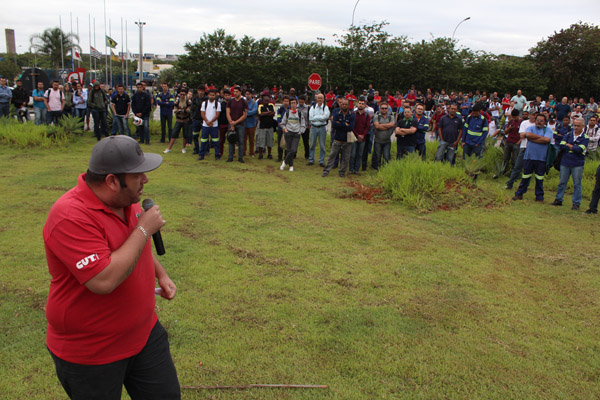 O vice-presidente André Oliveira - Andrezão, durante paralisação em novembro, que já protestava contra o excesso de jornada na aciaria