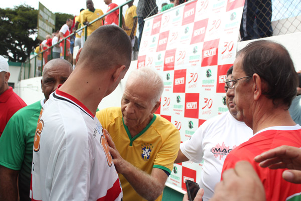 Ademir da Guia, maior ídolo da história do Palmeiras, autografou fãs de todos os times