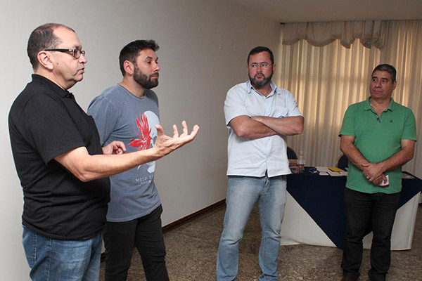 Encontro reuniu outras centrais também. Na foto, Loricardo, Anderson - Sorriso, coordenador da Rede Nacional de Trabalhadores da Gerdau, Vela e Nivaldo Patrício, dirigente do Sind. Metalúrgicos de São Paulo, que representou o presidente da CNTM, Miguel Torres (Força Sindical)