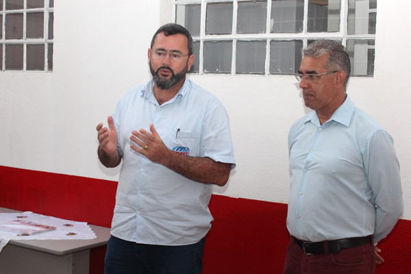 O presidente Herivelto Vela ao lado do professor Carlos Alberto de Souza, durante a formatura