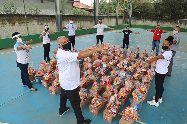 Ação social doa kits de Páscoa para 100 famílias em Pindamonhangaba