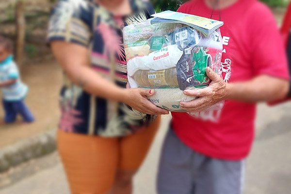 Campanha Natal Solidário entrega cestas básicas para 252 famílias
