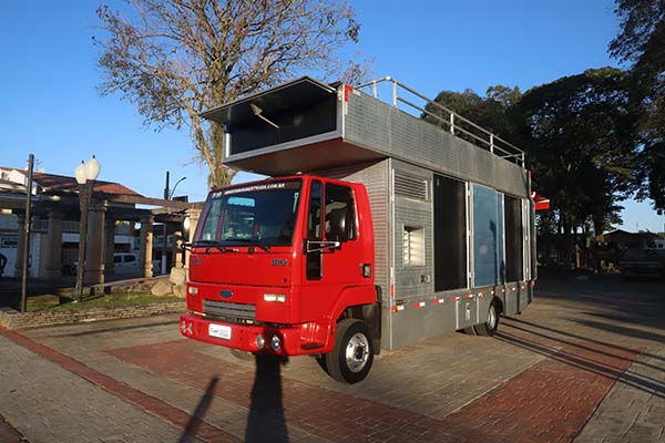 Metalúrgicos de Pinda conquistam novo caminhão de som