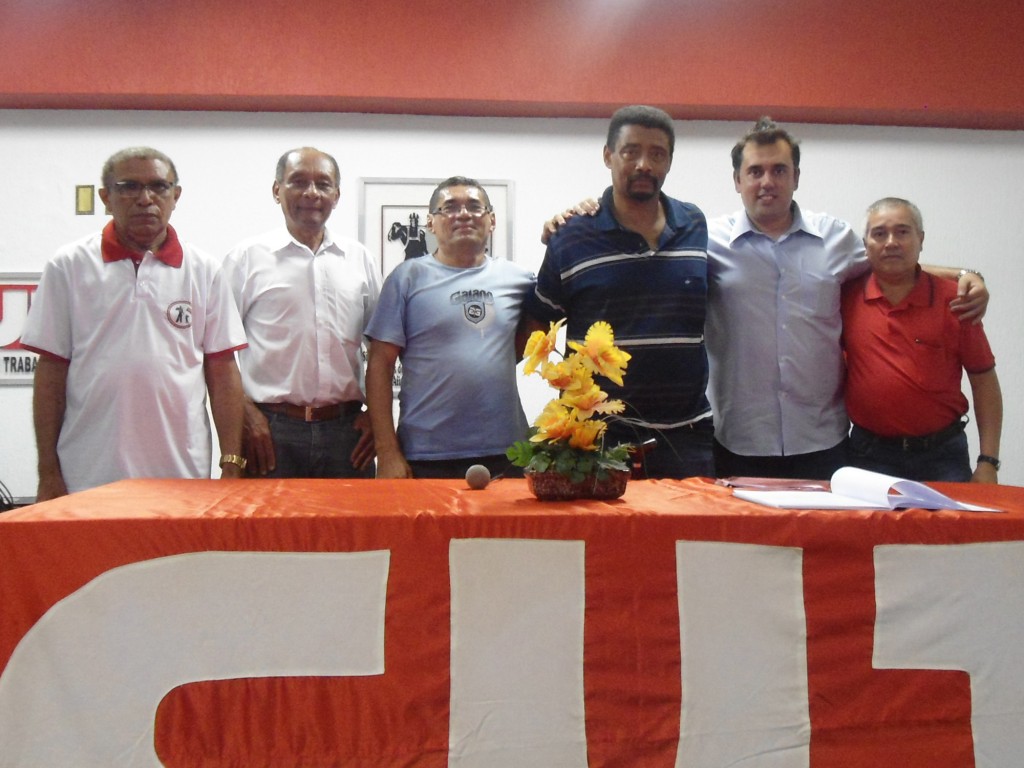Firmino, Dirceu, Sabiá, o presidente do STIM Itu Dorival Nascimento, Julio e Serginho, durante fundação da associação em Itu