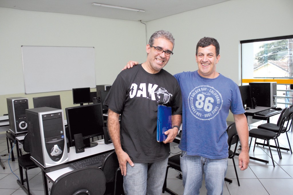 O novo professor Carlos Alberto de Souza e o secretário de Formação, Celso Antunes