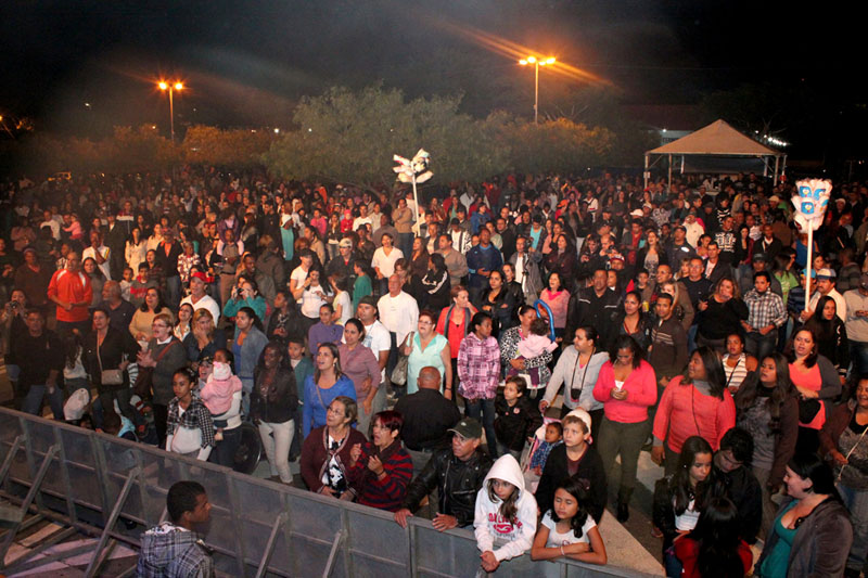Show gratuito no pátio da Prefeitura teve público estimado em 4 mil pessoas