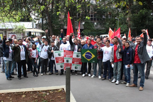Metalúrgicos de Pinda participam da entrega da pauta da Campanha Salarial, em frente ao prédio da Fiesp, na avenida Paulista, em São Paulo