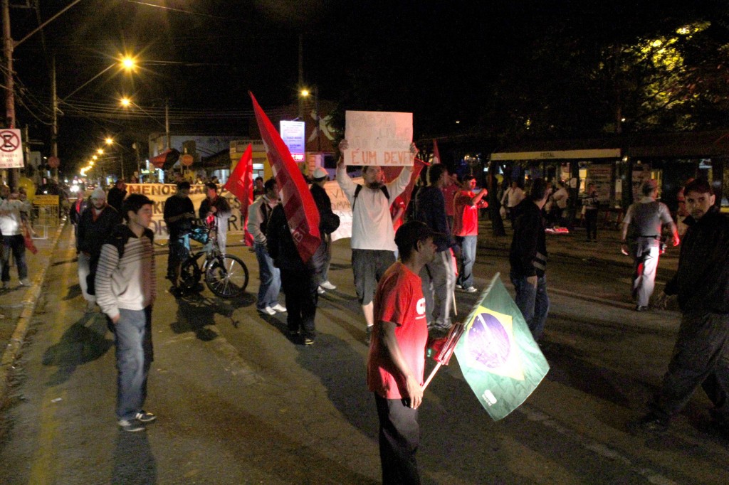Protesto no centro da cidade, em frente à Viva Pinda