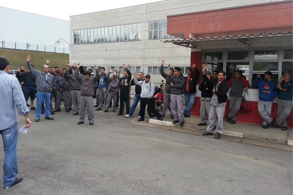 Trabalhadores aprovam entrega do comunicado de greve caso as negociações não avancem