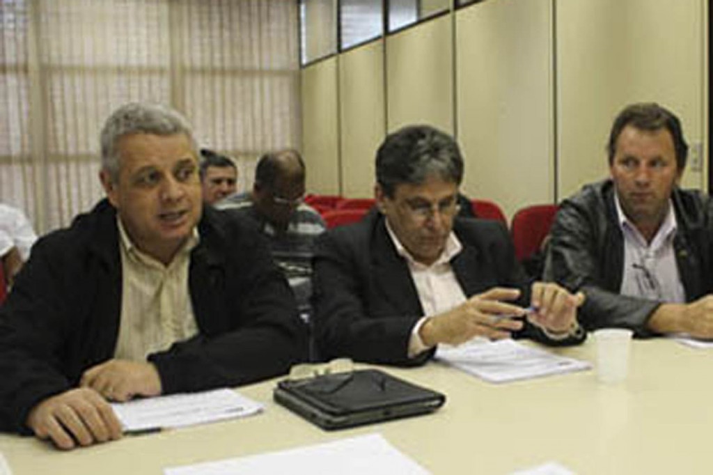 Biro Biro, Raimundo Oliveira e Romeu Martins, na mesa de negociação com os patrões do G8. Foto: Mídia Consulte