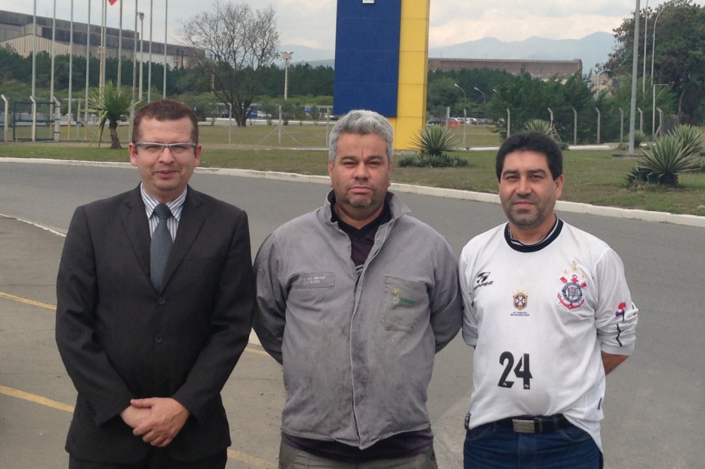 Marcos Gonçalves, advogado do Sindicato, Valdir Correa, trabalhador reintegrado, e José Antonio - Lagoinha, dirigente sindical, em frente à Gerdau