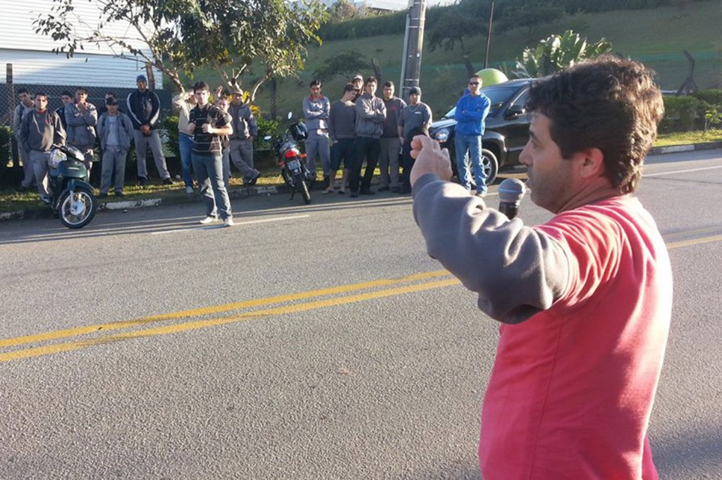 O dirigente sindical de base da Novametal, Luis Carlos de Paiva, o Paivinha, fala com os trabalhadores (crédito da foto: Herivelto - Vela)