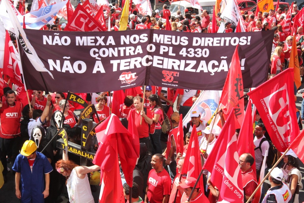 A maioria dos atos aconteceu em frente a sedes de entidades que representam os patrões - como o prédio da FIESP, em São Paulo, onde a mobilização começou às 10h. Foto: Roberto Parizotti.