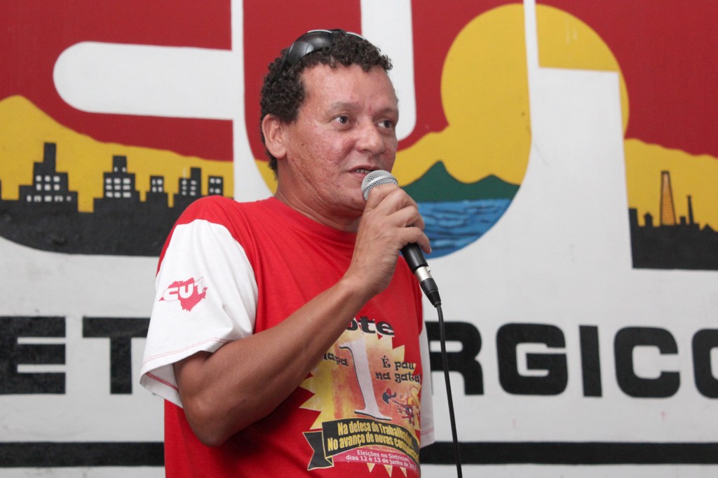 O companheiro Carlos José de Melo, "Carlão", da assessoria da subsede da CUT Vale do Paraíba, esteve presente na assembleia para demonstra apoio da CUT e também trazer um abaixo-assinado pela democratização da comunicação