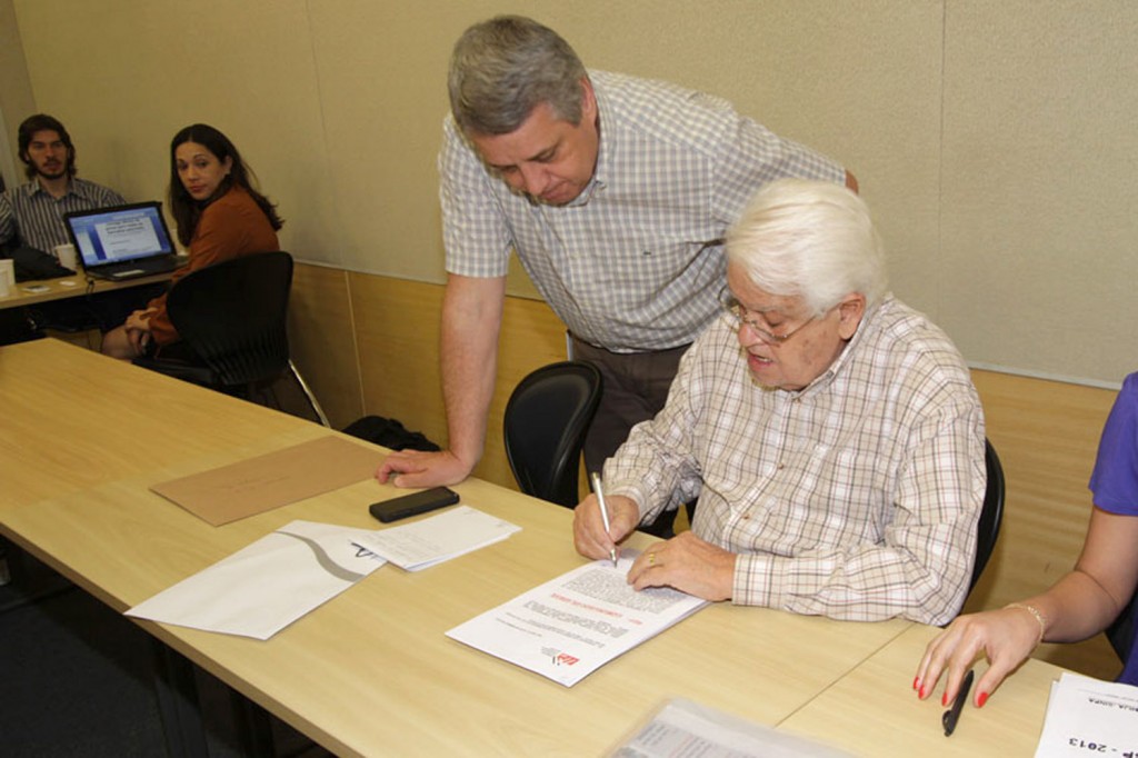 O presidente da FEM, Valmir Marques - Biro Biro, e a bancada patronal do Grupo 3 - Autopeças (Crédito Mídia Consulte)