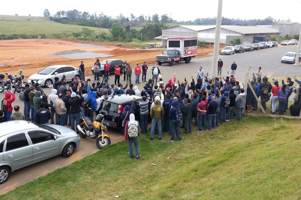 Trabalhadores da Bundy aprovam entrega do comunicado de greve para pressionar a direção da empresa a abrir negociação com o Sindicato (Crédito Benedito Irineu)