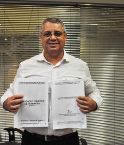 O presidente da FEM-CUT/SP, Valmir Marques, "Biro-Biro", com a CCT do G3 assinada (Crédito Mídia Consulte)