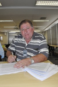 O presidente do Sindicato dos Metalúrgicos de Pinda, Renato Marcondes, o "Mamão", assinando a CCT do Grupo 3 (Crédito Mídia Consulte)