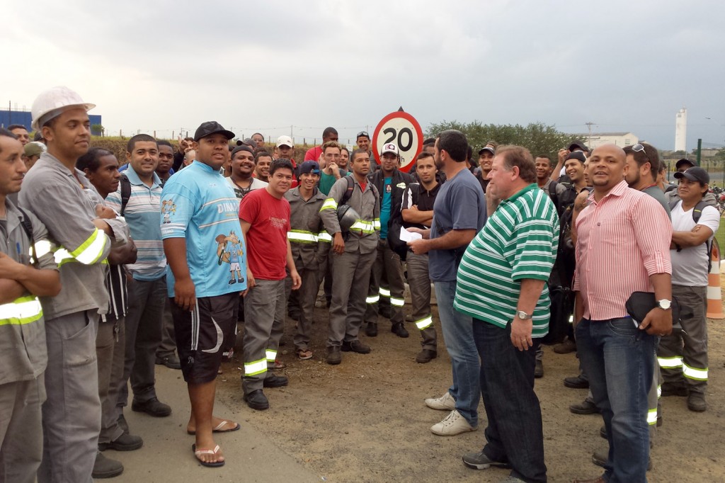 Direção do sindicato conversa com trabalhadores em frente à fábrica