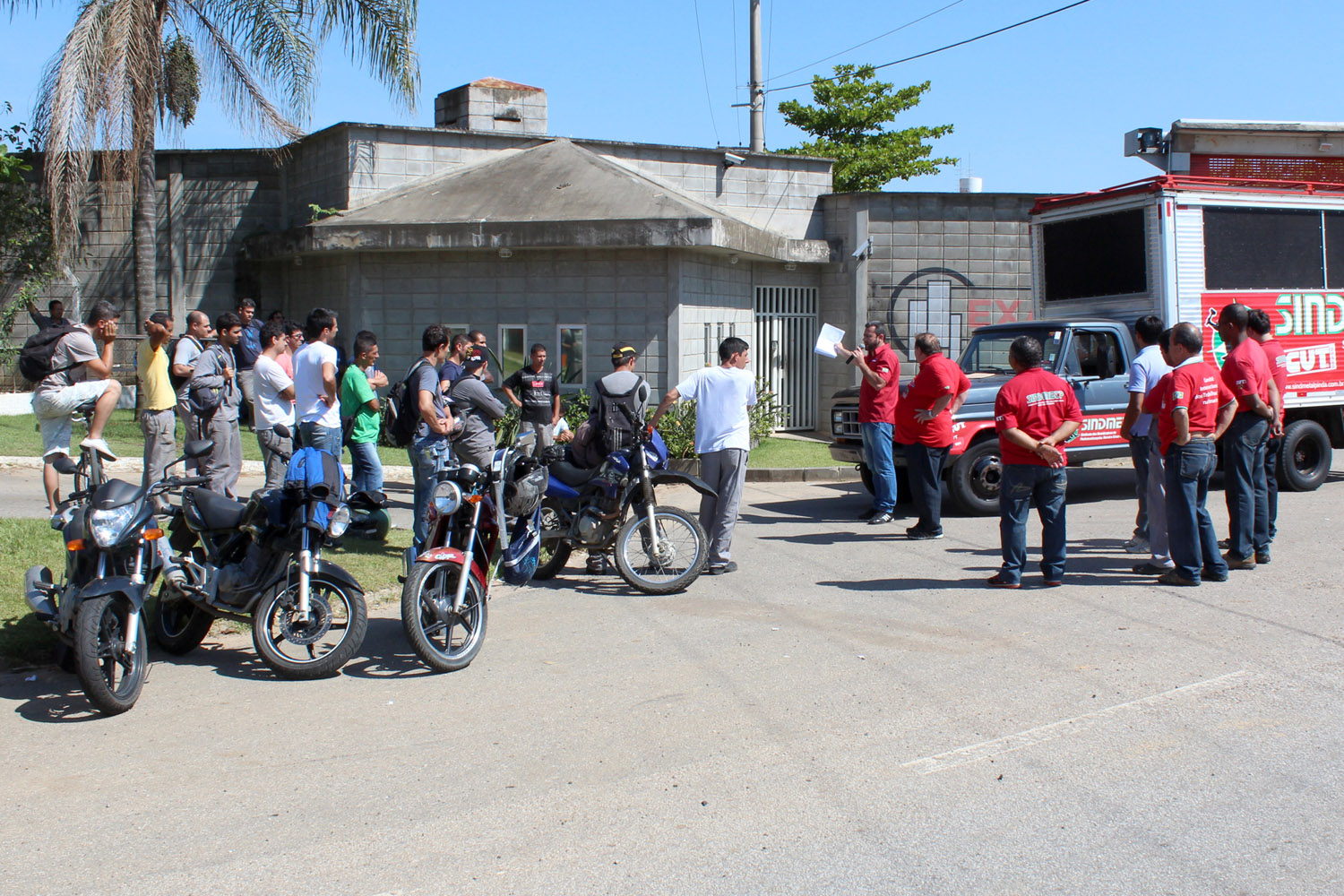 Trabalhadores da Exall protestam contra falta de transparência