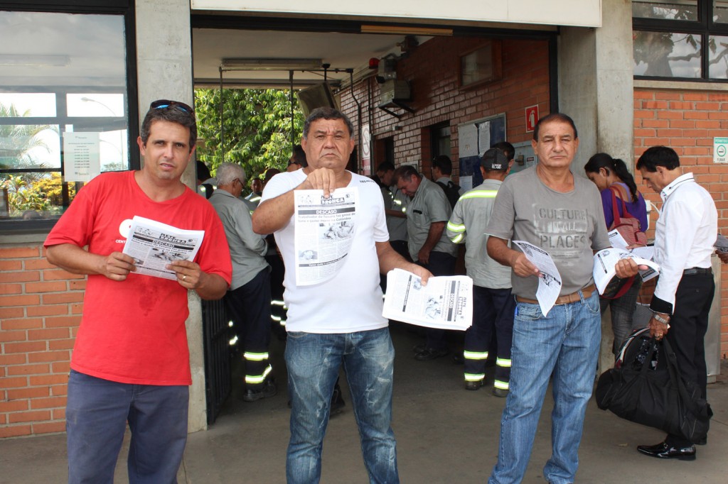 Dirigentes sindicais mostram boletim de protesto em apoio a Rubén e pelas demissões irregulares que ocorrem também no Brasil