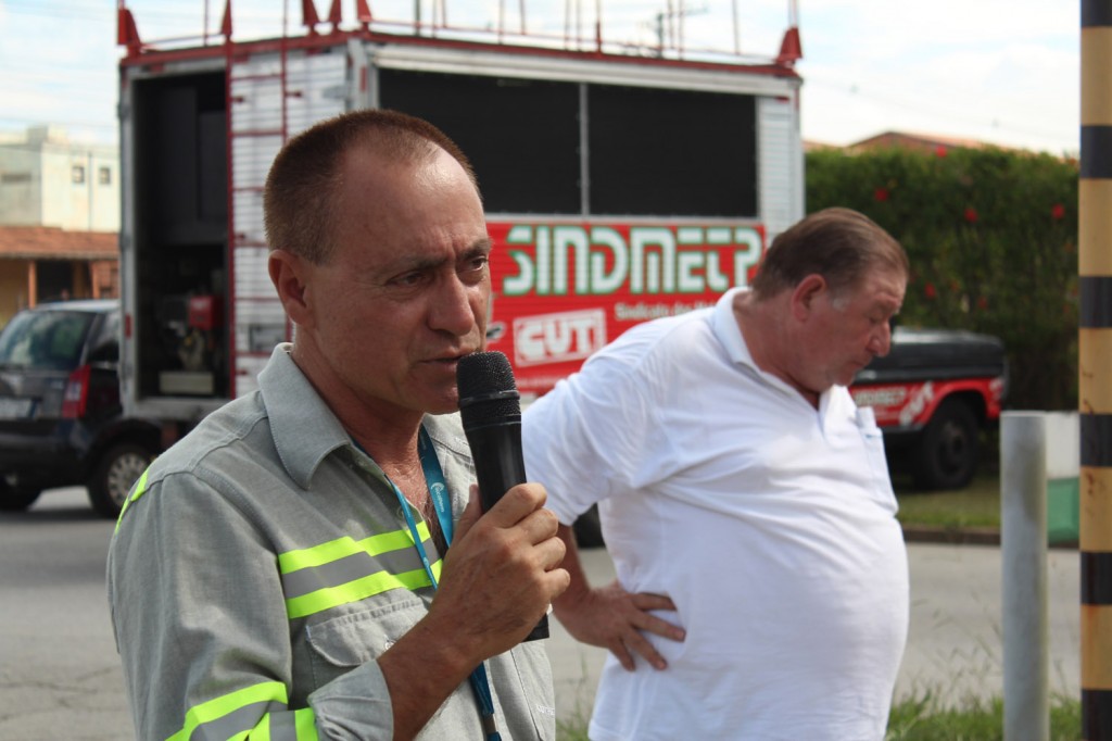 Ao microfone, o dirigente sindical na Tenaris Antonio Ernesto, ao lado do presidente Renato Marcondes – “Mamão”