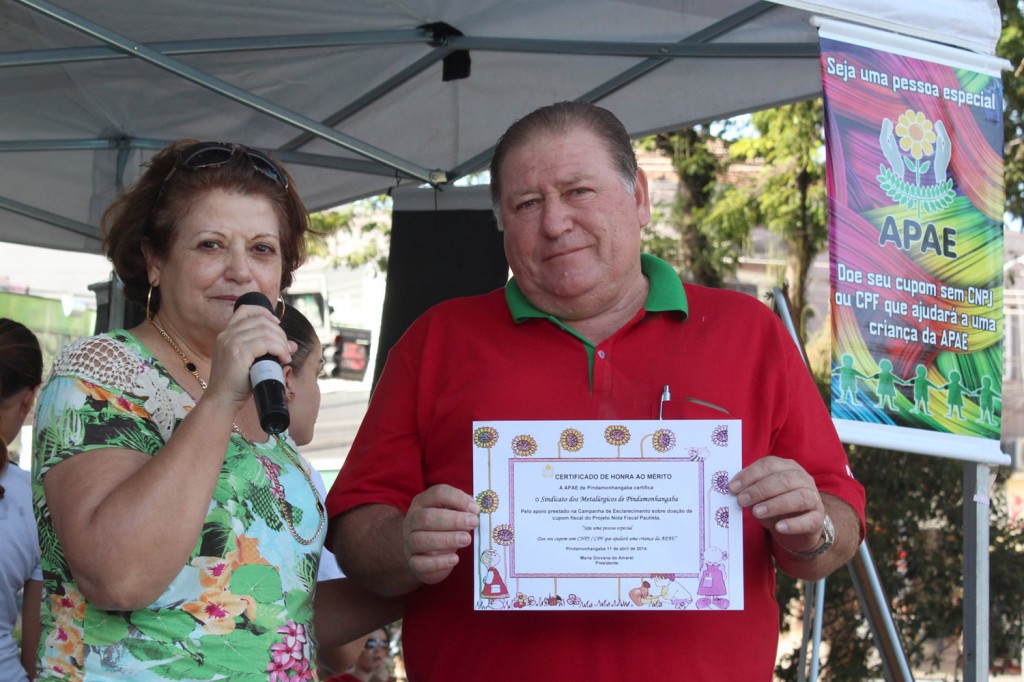 A presidente da Apae, Giovana do Amaral, entrega certificado de honra ao mérito ao presidente do sindicato, Renato Marcondes, "Mamão", pelo apoio na campanha