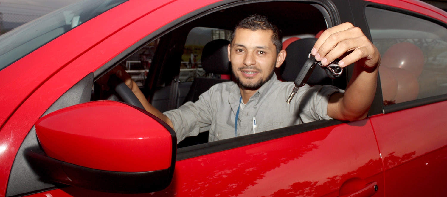 Sindicato entrega carro do sorteio na portaria da Confab Equipamentos