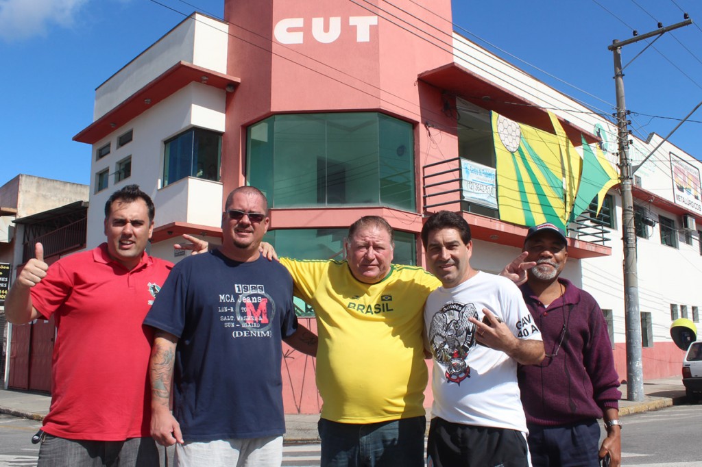 Companheiros em frente à sede do sindicato, que foi decorada nas cores do time Canarinho