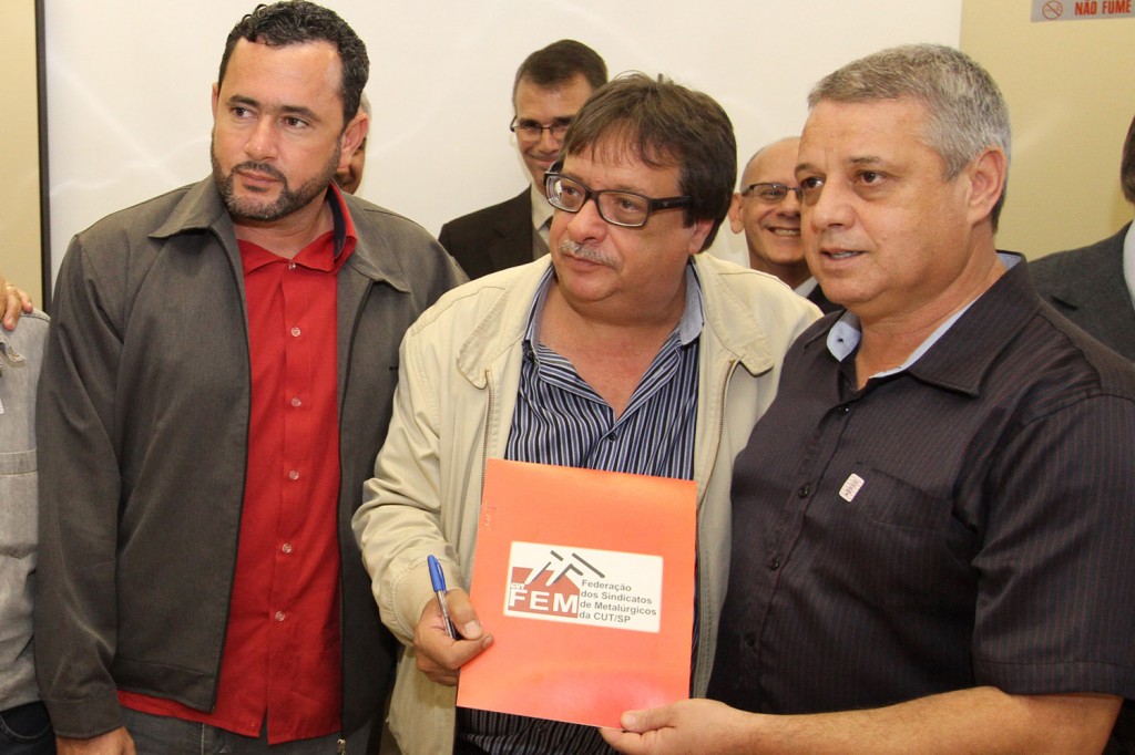 Entrega de pauta a Valdemar Andrade - representante patronal do Grupo 8 (Foto: Mídia Consulte)