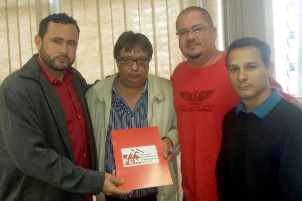 Dirigentes de Pinda presentes na entrega da pauta: Herivelto Moraes - Vela, Marcio Pimentel - Perneta e Mario Fernandes - Marcinho (Foto: Divulgação)
