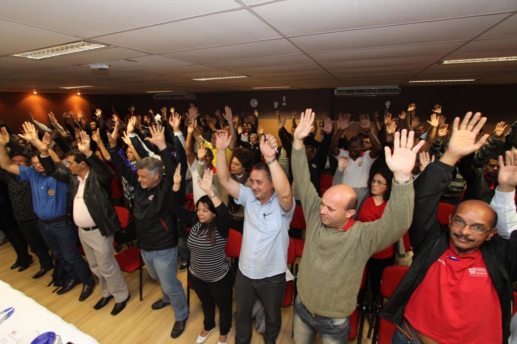 Representantes dos 14 sindicatos filiados aprovam pauta de reivindicações em assembleia (Crédito foto: Tadeu Italiani)