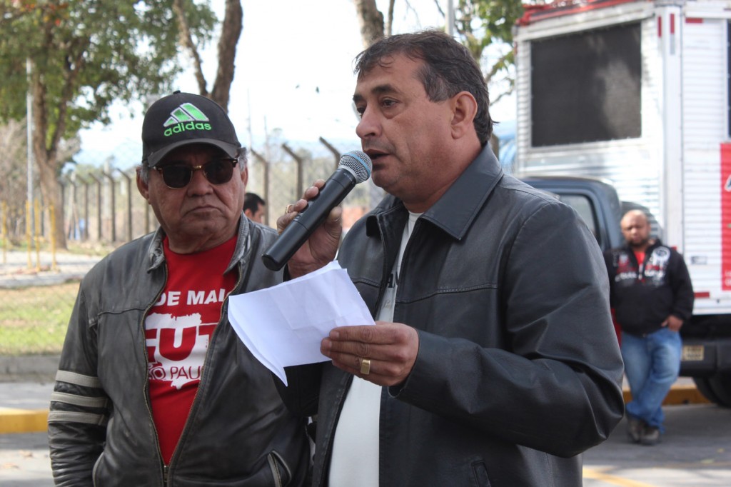 Ao microfone, o tesoureiro do sindicato da construção civil, José Laércio – Lagoinha