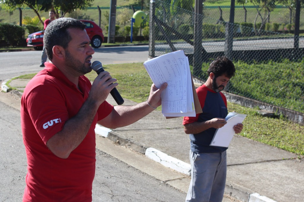 Ao microfone, Herivelto - Vela; ao fundo, o dirigente sindical da Novametal, Luiz Carlos de Paiva