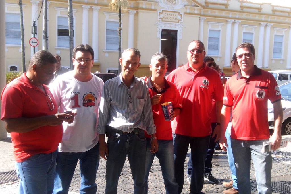 O secretário de Organização, Márcio Pimentel - Perneta, junto aos companheiros do Sindicato dos Condutores (Crédito Divulgação)