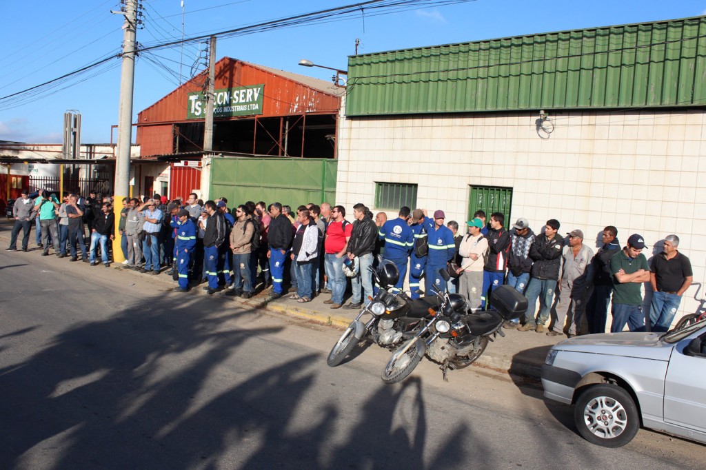 Mais uma vez, todos os trabalhadores pararam na porta da fábrica nessa sexta-feira para ouvir o sindicato  