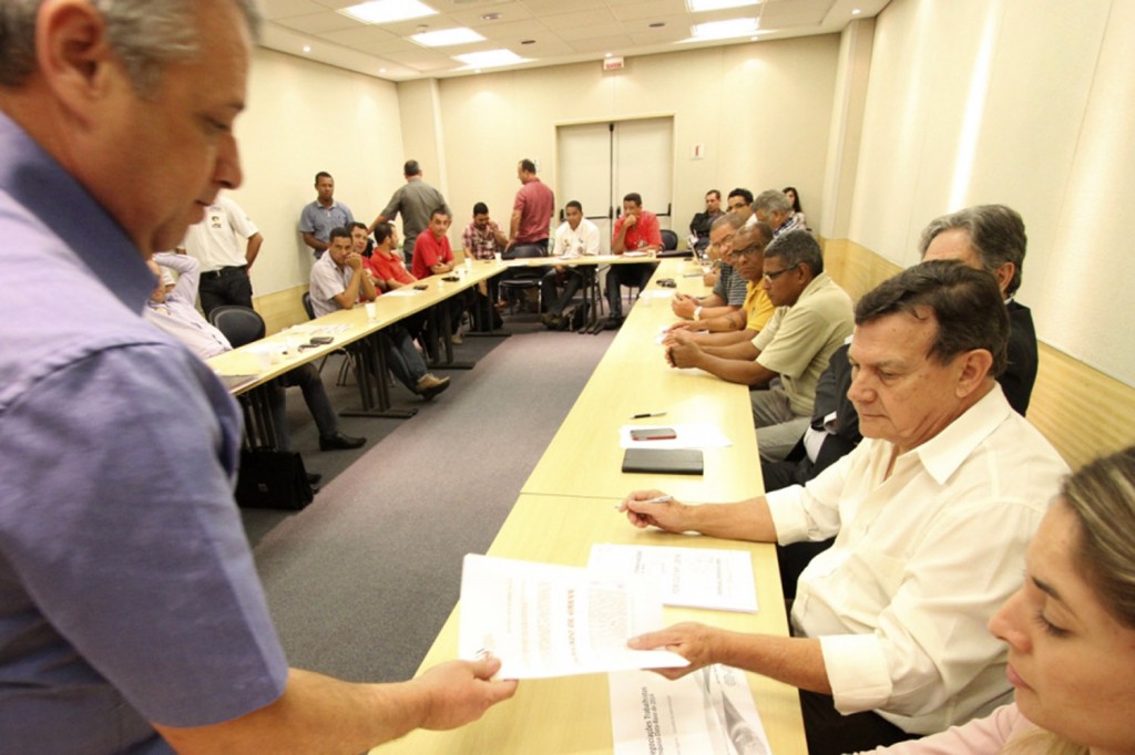 O presidente da FEM-CUT/SP, Valmir Marques da Silva (Biro-Biro), entrega à bancada patronal o comunicado de greve (Foto: Adonis Guerra)