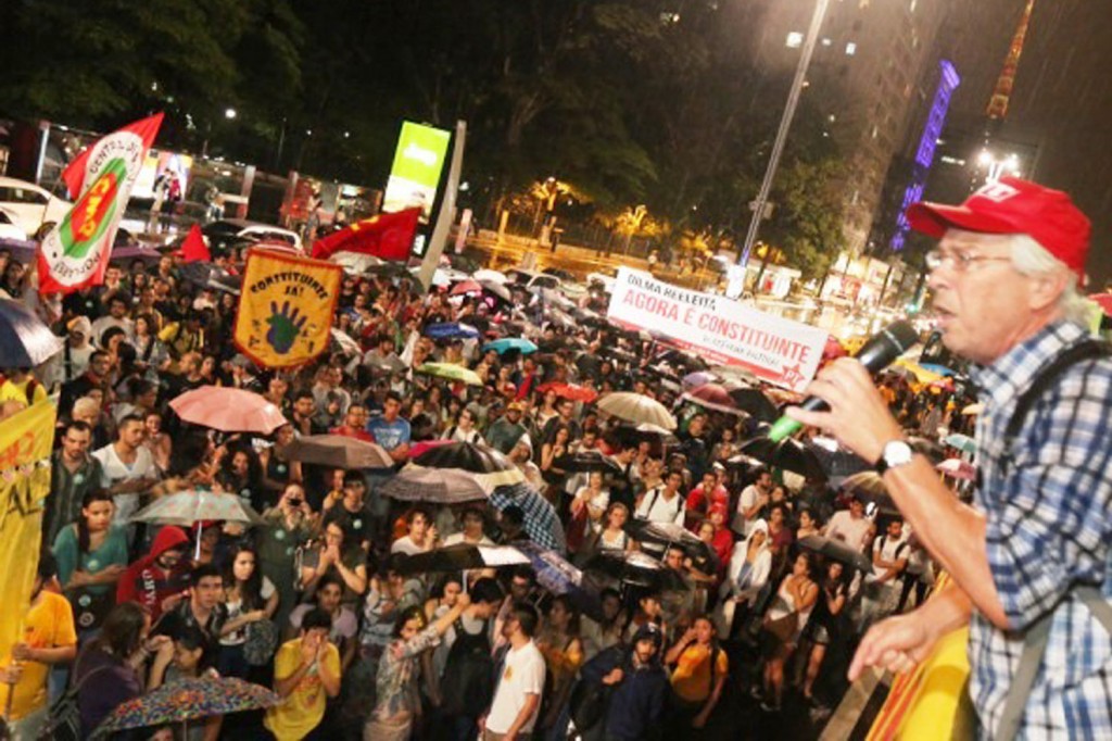 Militantes enfrentaram e chuva e ocuparam a Paulista para defender uma reforma política com o povo; no detalhe, Julio Turra (Crédito Roberto Parizotti)